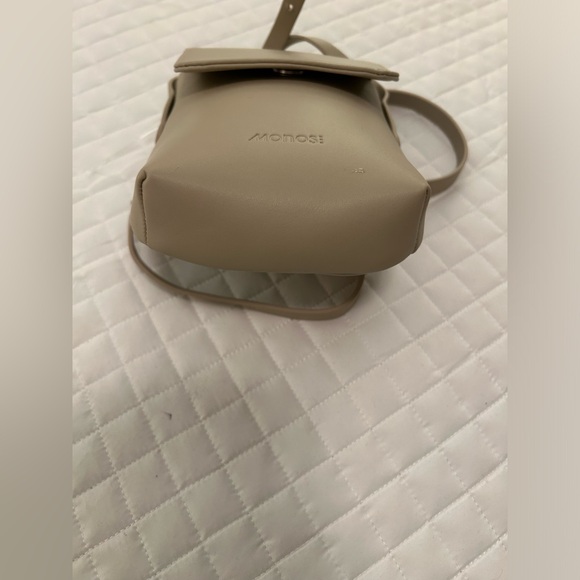 MO15 With a minimal and streamlined profile, the Metro Mini Crossbody is on-the- - Picture 3 of 4